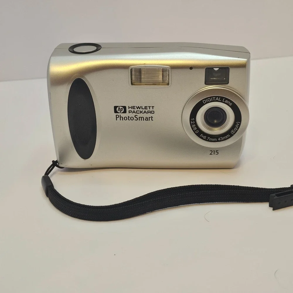 HP Photo Smart 215 digital camera with memory card powers up 4 AA's not included